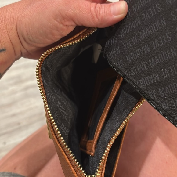 Steve Madden leather look wristlet 8x5.5 - Picture 6 of 8